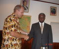 Jan-Aage leder Amama Mbabazi i synderens bønn (Foto: Julie Simon)